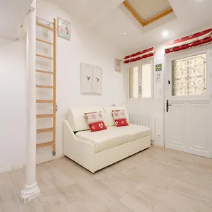 Superb Tiny House In Heart Of 1st! París